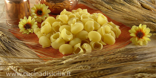 Lumaconi al sugo con fagioli e ricotta salata - Cucina di Sicilia