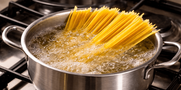 Pentola di acciaio con spaghetti in ebollizione_Cucina di Sicilia