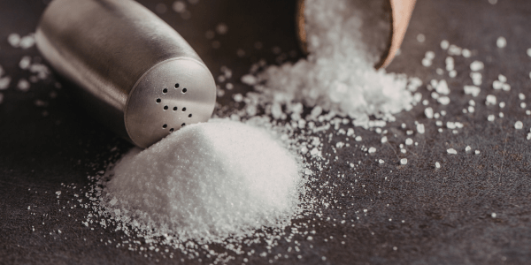 sale e saliera su una tavola_Cucina di Sicilia