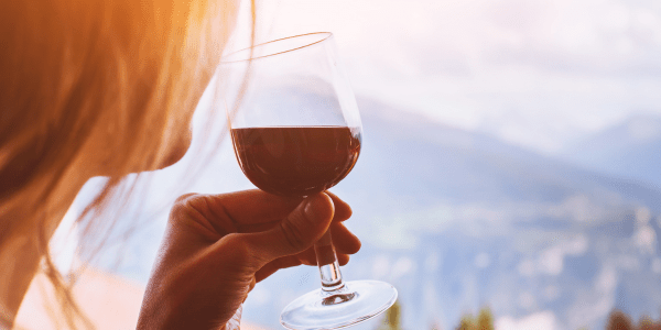 donna che beve vino_Cucina di Sicilia