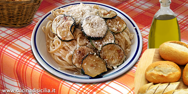 Pasta cu a cucuzza fritta - Cucina di Sicilia